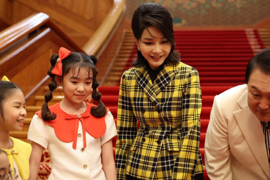 김건희 여사가 지난 22일 '청와대 개방 특집' 열린음악회 참석해 어린이 합창단과 기념 사진을 찍고 있다. <강신업 변호사 페이스북 캡처>